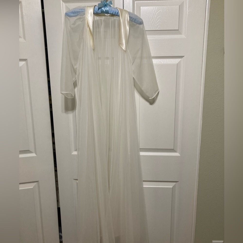 Vintage Vanity Fair Satin Collar Peignoir Rhinestone Closure Medium 3/4 Sleeve